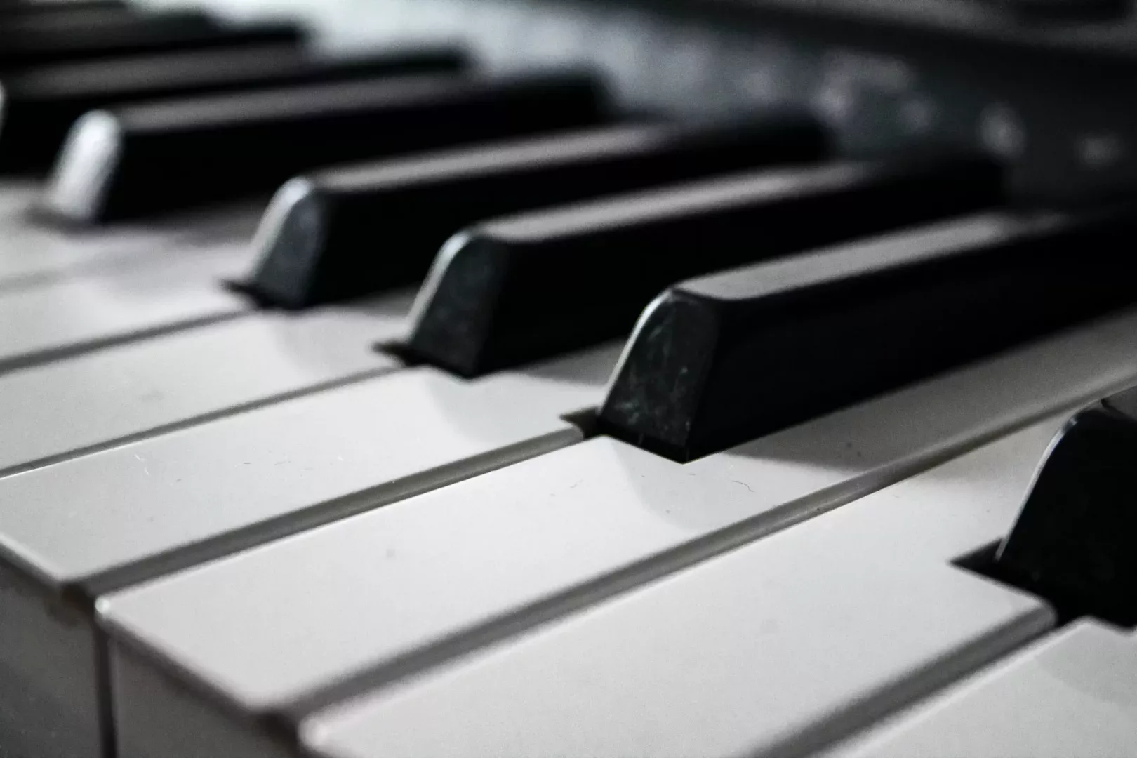 Piano keys. how to find middle C
