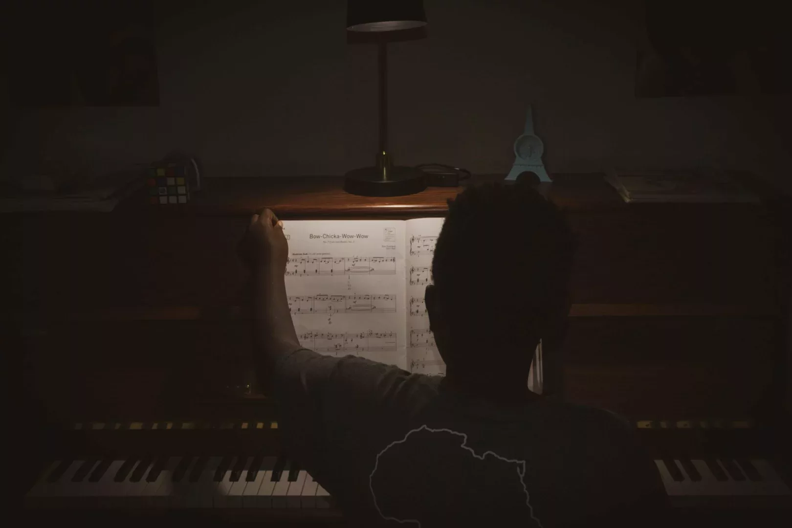 piano at nights under lamp