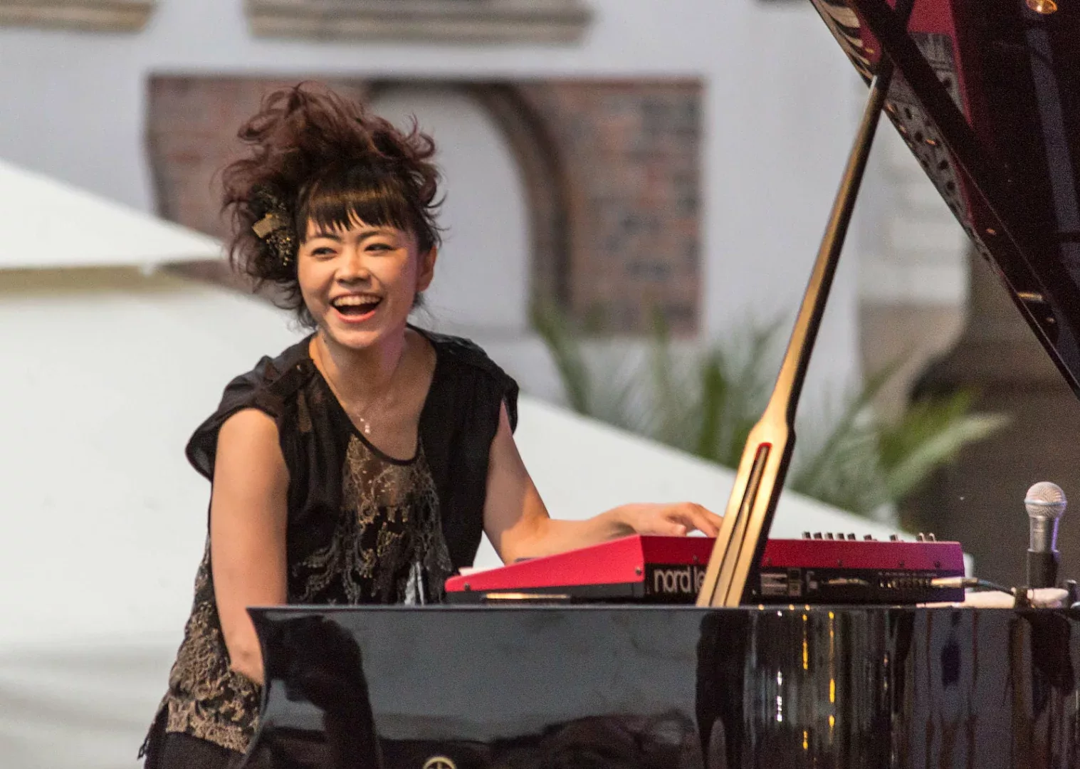 Hiromi pianists on stage